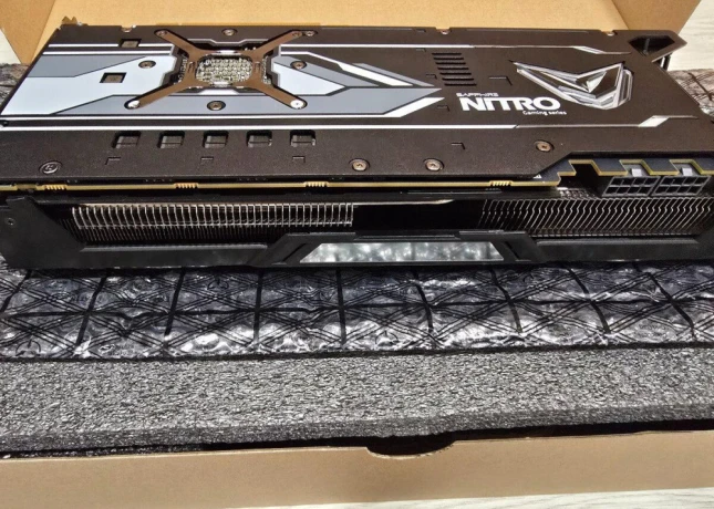 sapphire-nitro-plus-amd-radeon-rx-vega-64-8gb-hbm2-big-2
