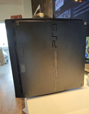 sony-playstation-3-slim-cech-2504b-top-stav-big-4