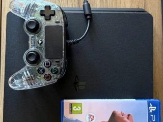 ps4-slim-ovladac-svietiaci-hra-fifa-22