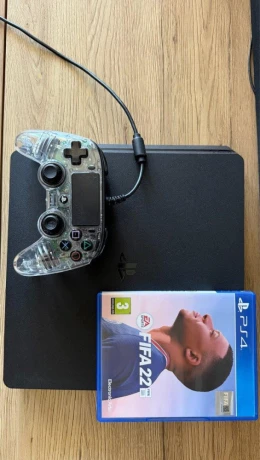 ps4-slim-ovladac-svietiaci-hra-fifa-22-big-0