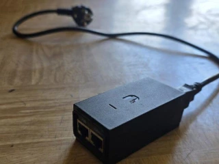 poe-injektor-napajac-cez-ethernet