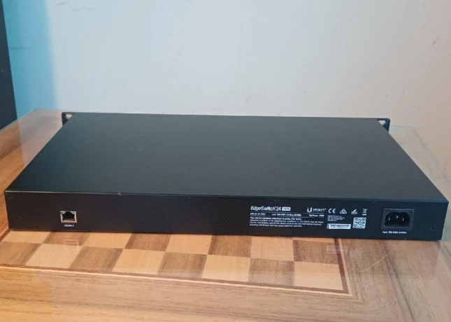 24-portovy-gigabitovy-switch-ubiquiti-edgeswitch-24-250w-big-3