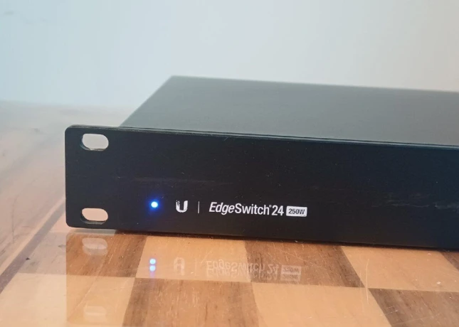 24-portovy-gigabitovy-switch-ubiquiti-edgeswitch-24-250w-big-1