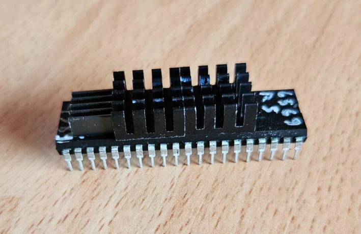 videochip-commodore-csg-6569r5-vic-ii-pre-commodore-c64-big-3