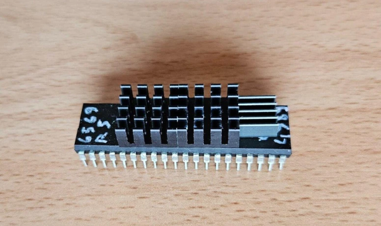 videochip-commodore-csg-6569r5-vic-ii-pre-commodore-c64-big-1
