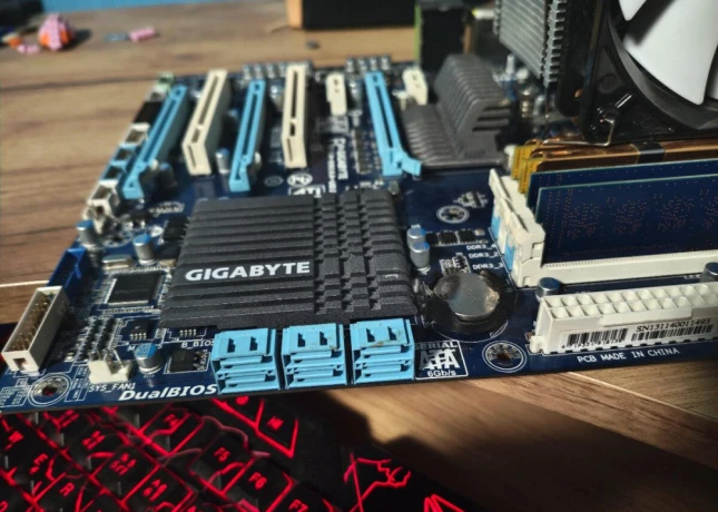 cpuzakladni-deska-12gb-ram-big-4