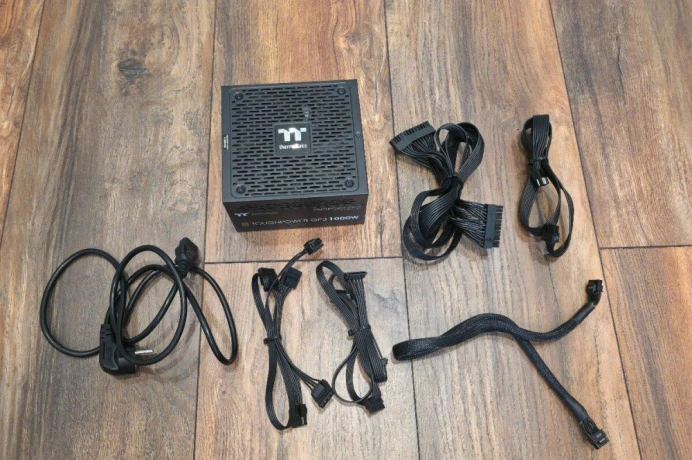 thermaltake-toughpower-gf3-1000w-atx-30-big-0