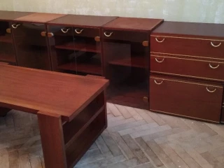 stare-vitriny-komoda-a-stolik-na-kolieskach