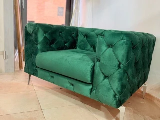 dizajnove-zelene-zamatove-kreslo-chesterfield-styl