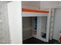 postel-ikea-smastad-s-uloznou-skrinkou-a-stolikom-small-2