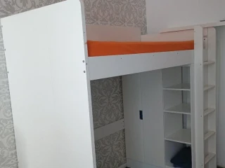 postel-ikea-smastad-s-uloznou-skrinkou-a-stolikom