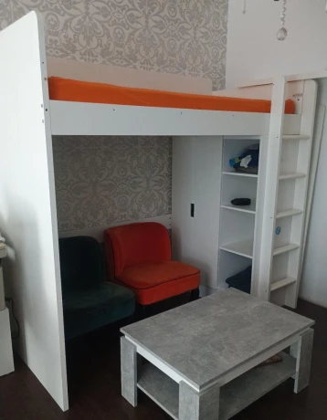 postel-ikea-smastad-s-uloznou-skrinkou-a-stolikom-big-3