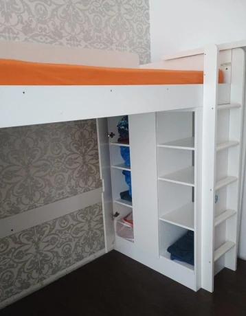 postel-ikea-smastad-s-uloznou-skrinkou-a-stolikom-big-1