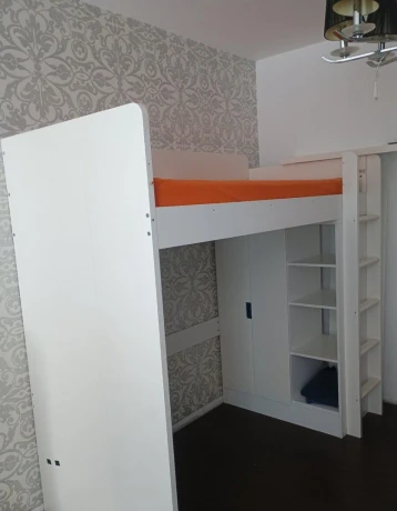 postel-ikea-smastad-s-uloznou-skrinkou-a-stolikom-big-0