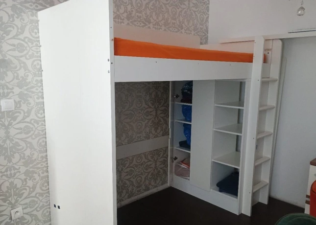 postel-ikea-smastad-s-uloznou-skrinkou-a-stolikom-big-2