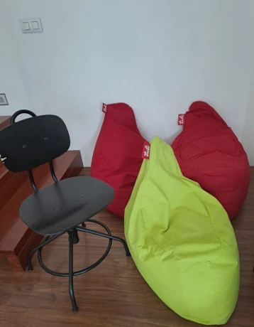 tuli-3-sediace-vlaky-cierne-kreslo-big-1
