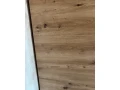 skrina-s-posuvnymi-dverami-lamelo-dub-artisanciernazrkadlo-small-1
