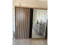 skrina-s-posuvnymi-dverami-lamelo-dub-artisanciernazrkadlo-small-0