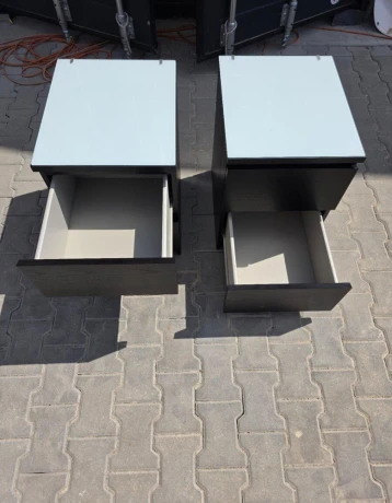 moderne-nocne-stoliky-so-sklenenou-doskou-cierne-drevene-big-2