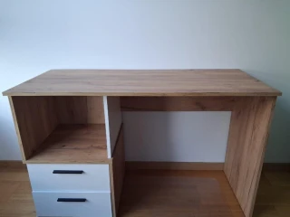 pisaci-stol