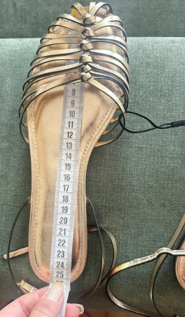 zara-zlate-sandale-big-4