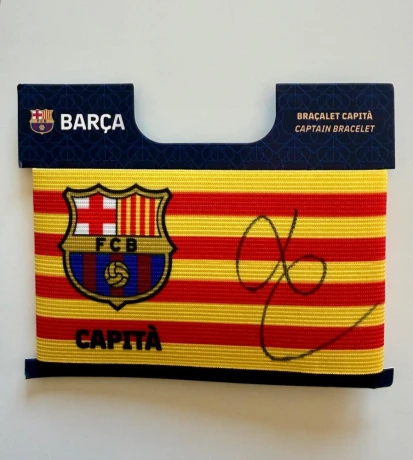 podpisana-kapitanska-paska-fc-barcelona-luis-enrique-big-0