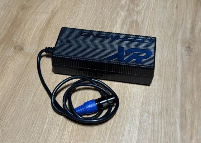 onewheel-xr-bateria-controller-led-svetla-nabijacka-big-2