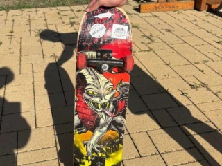 skateboard-cerveno-cierny