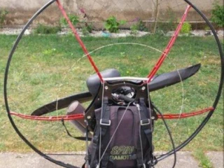 paraglidingova-krosna-motor