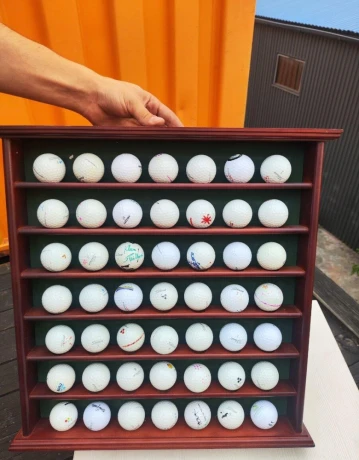 exkluzivna-drevena-vitrina-s-kolekciou-49-golfovych-lopticie-big-0
