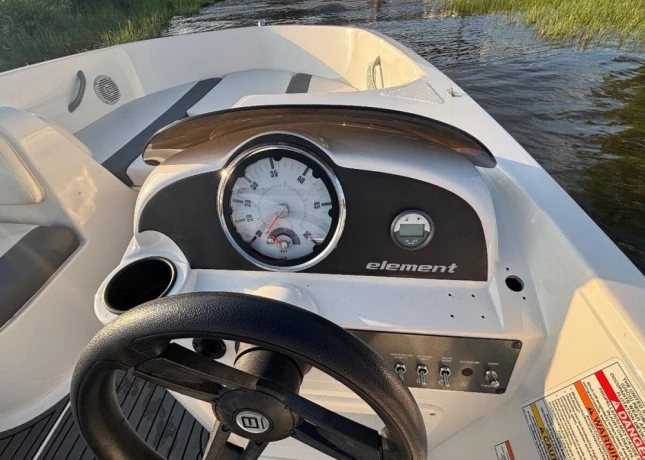 motorovy-clnbayliner-element-18-xl-big-3