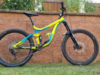 celoodpruzeny-enduro-bicykel-giant-reign-2-m-275-pneu