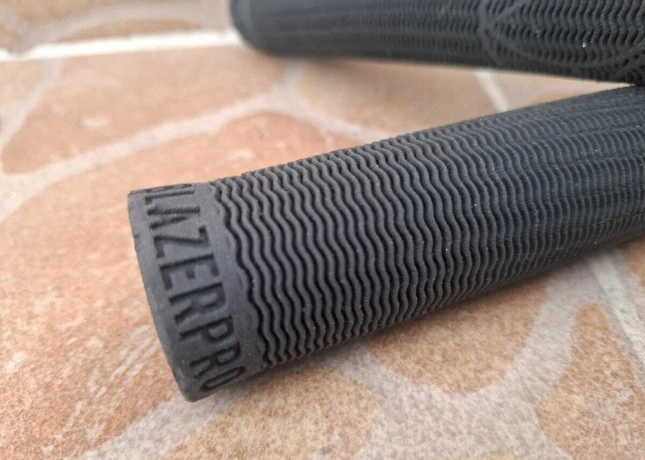 grip-madla-na-kolobezku-bicykel-e-bike-a-ine-kukirin-big-1