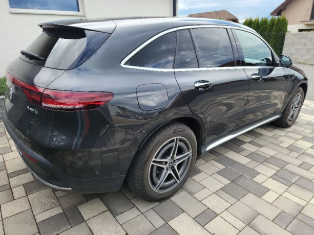 mercedes-benz-eqc-400-4matic-amg-line-v-zaruke-big-3