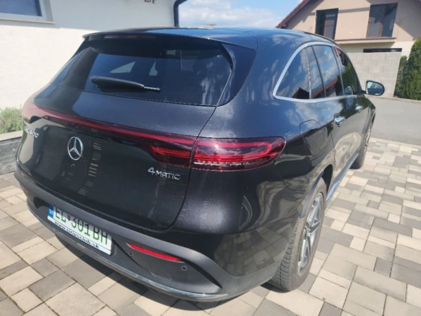 mercedes-benz-eqc-400-4matic-amg-line-v-zaruke-big-2