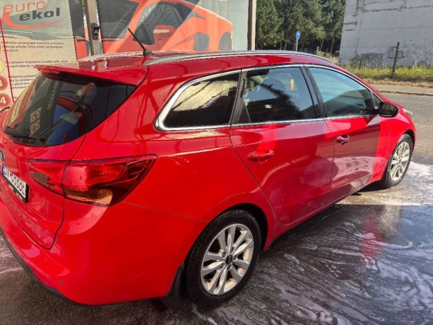 kia-ceed-sw-16gdi-99kw-gold-big-3