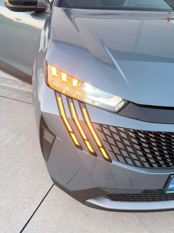 peugeot-5008-12-hybrid-gt-145k-big-3