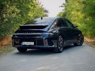 hyundai-ioniq-6-premium-774-kwh-239-kw-325-k-4x4-najvyssia-vybava-biely-kozeny-interier