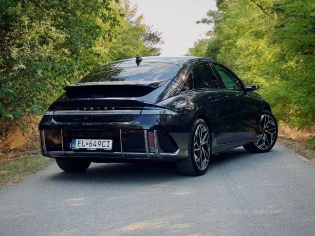 hyundai-ioniq-6-premium-774-kwh-239-kw-325-k-4x4-najvyssia-vybava-biely-kozeny-interier-big-0