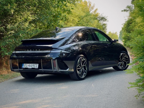 hyundai-ioniq-6-premium-774-kwh-239-kw-325-k-4x4-najvyssia-vybava-biely-kozeny-interier-big-2