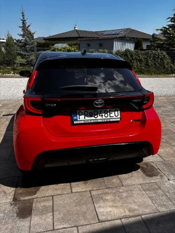 toyota-yaris-15-hybrid-e-cvt-selection-elegant-68kw92hp-a1-big-3