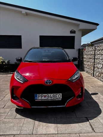 toyota-yaris-15-hybrid-e-cvt-selection-elegant-68kw92hp-a1-big-0