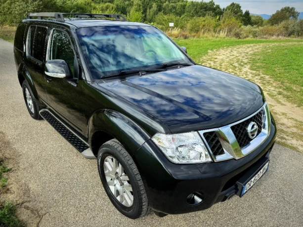 nissan-pathfinder-4-x-4-big-2
