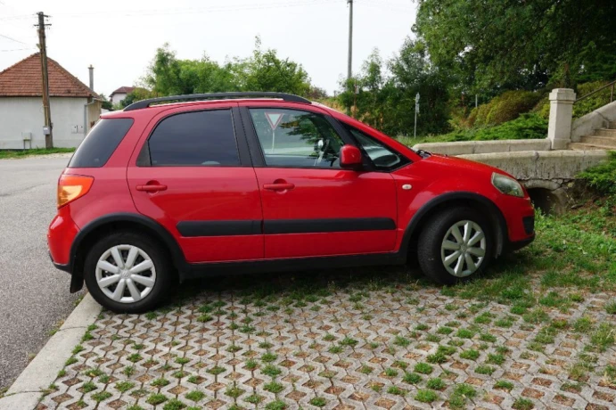 suzuki-sx4-15-glx-urban-line-82kw112hp-m5-big-0