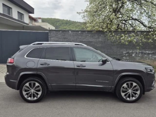jeep-cherokee-surne-je-vo-velmi-dobrom-stave-bez-dalsich-investicii