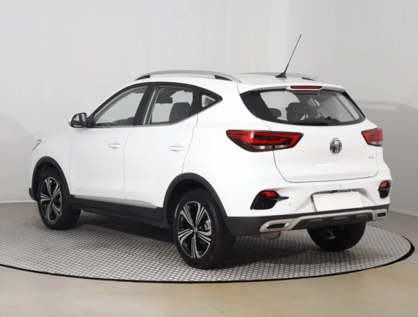 mg-zs-suv-15-essential-plus-sr1maj-big-2