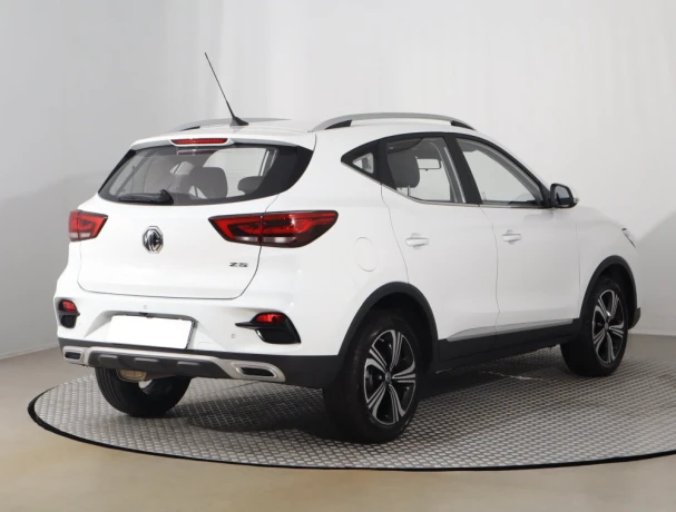 mg-zs-suv-15-essential-plus-sr1maj-big-3