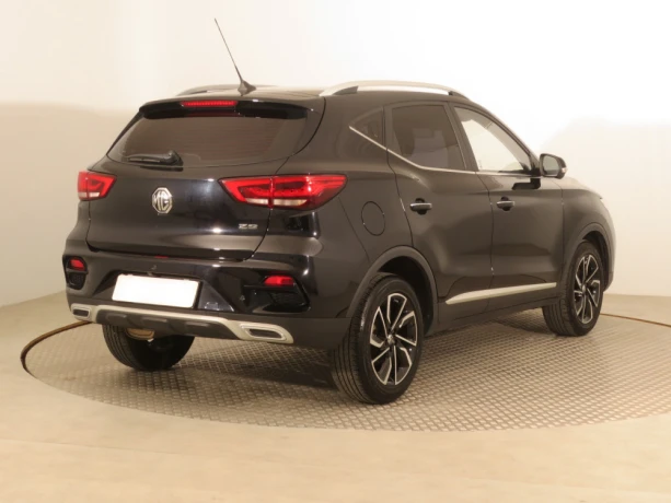 mg-zs-suv-15-emotion-plus-sr1maj-big-3