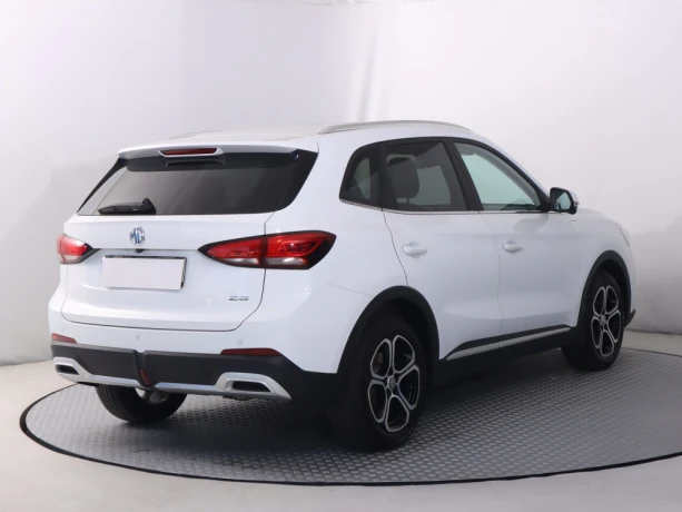 mg-zs-suv-15-i-elegance-servkniha-koza-big-3