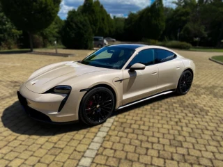 porsche-taycan-4s-top-stav